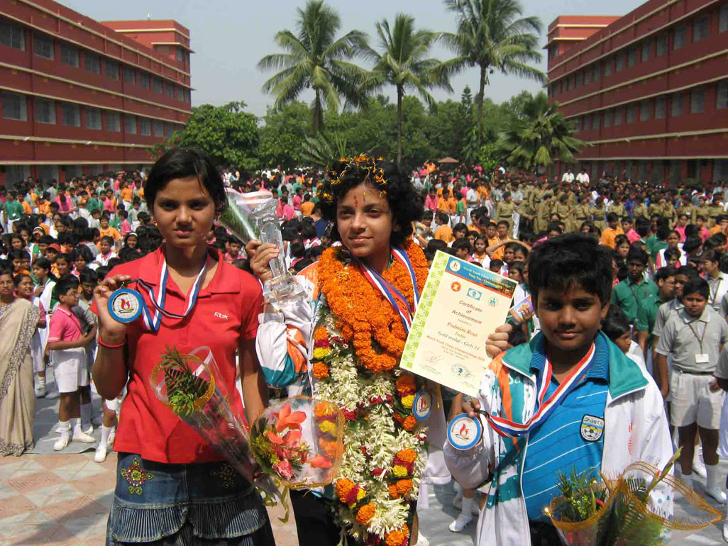 Sunyasakta Satpathy, Padmini Rout and Sidhant Mohapatra display their World Youth Chess Championship medals at Chandrasekharpur DAV School in Bhubaneswar on Nov 1, 2008.