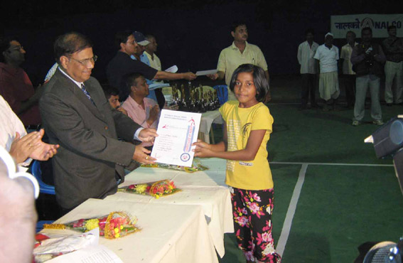 Komal Vishakha, women`s and girls` under-14 quarterfinalist of the 10th All-Orissa Nalco Open Tennis Tournament, receives her prize in Bhubaneswar on Dec 14, 2008.