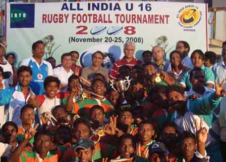 Former India cricket captain <b>Sunil Gavaskar </b>with prize winners of the All-India Under-16 Rugby Tournament at KIIT Campus in Bhubaneswar on Nov 25, 2008.