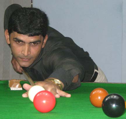 <b>Khalid Sultan </b>attempts a putt at the first CSA All-Orissa Open Snooker Tournament in Bhubaneswar on April 19, 2009.