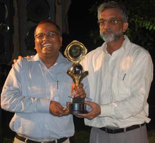 Men`s champion <b>Devesh Sinha</b> (L) receives his trophy from golf captain <b>Bhumi Mohanty</b> at the BGC season-ending tournament in Bhubaneswar on May 2, 2009.