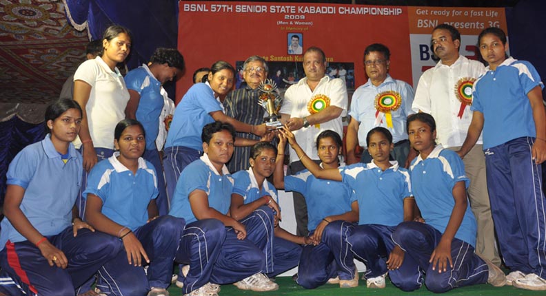 Khurda team receives the women’s champion trophy at the State Kabaddi Championship in Bhubaneswar on <b>May 30, 2009.