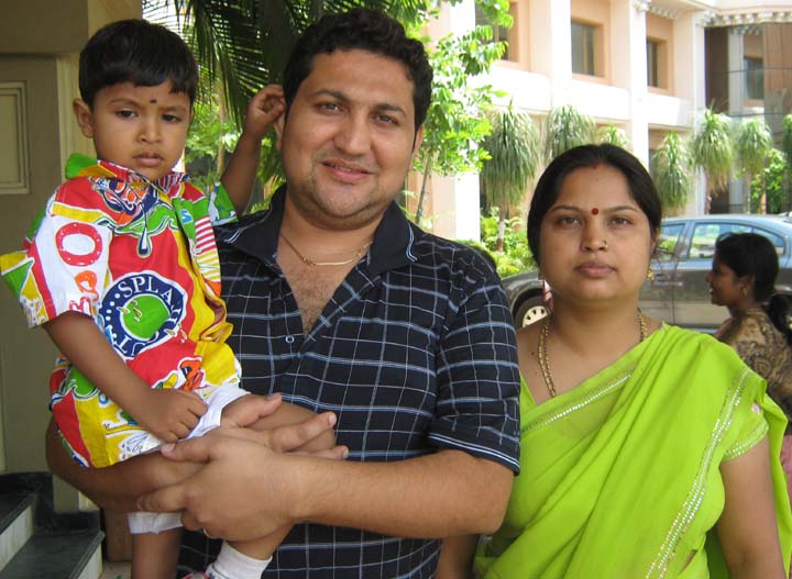 Orissa chess player <b>Krishan Soni</b> with his wife and son at Bhubaneswar on <b>June 11, 2009.