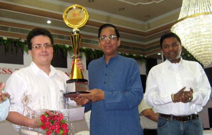 SCS Open GM Chess Tournament champion <b>Yuri Drozdovoskij</b> (left) receives his trophy from Rajya Sabha Member Pyari Mohan Mohapatra in Bhubaneswar on <b>June 14, 2009.