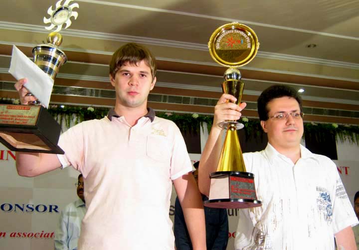 GM Chess Tournament champion <b>Yuri Drozdovskij </b>(right) and runners-up <b>Igor Kurnosov</b> with their prizes in Bhubaneswar on <b>June 14, 2009.
