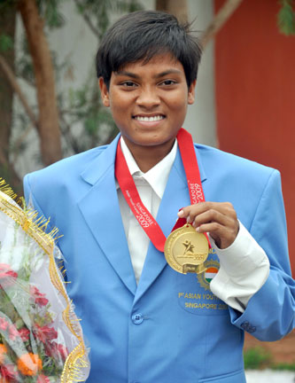 <b>Namita Kabat</b> displays her Asian Youth Games gold medal in Bhubaneswar on <b>July 5, 2009</b> 