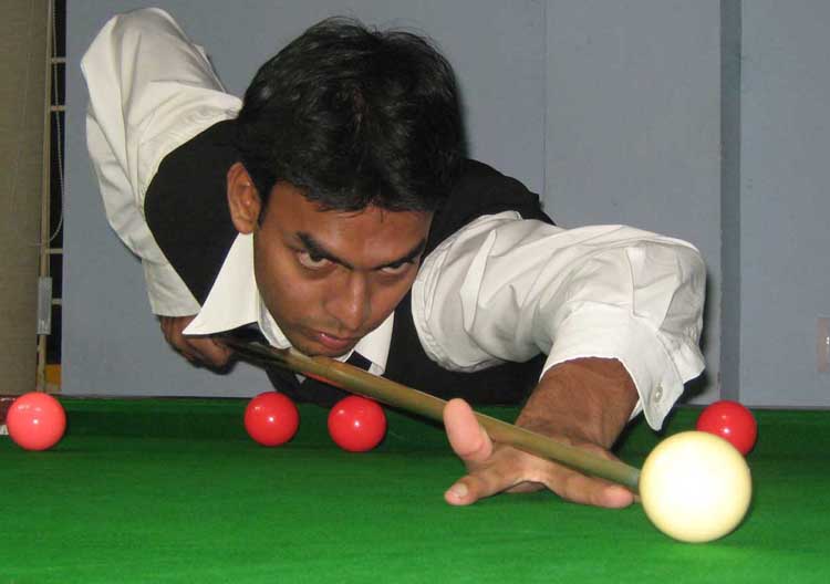 <b>Nishat Biswal </b>attempts a putt at the State junior snooker championship in Bhubaneswar on <b>July 28, 2009.