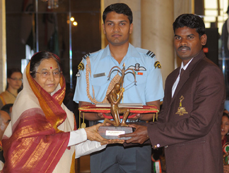 President, <b>Pratibha Devisingh Patil </b>presents the Arjuna Award to <b>Ignace Tirkey </b>for Hockey at Rashtrapati Bhawan in New Delhi on <b>August 29, 2009.