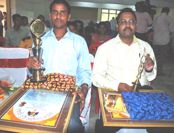 <b>Basant Mohanty</b> (Left) and <b>Arun Kumar Basa </b>with the Saroj Mahasuara Memorial Awards in Bhubaneswar <b>on September 6, 2009.