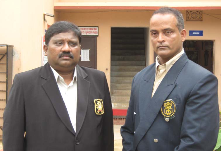 AIKF president R Thiagaraj and OSKA secretary Hari Prasad Pattanayak in Bhubaneswar on <b>July 19, 2009.