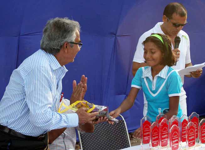 Former India Davis Cupper Akhtar Ali  is greeted by Komal Vishakha in Bhubaneswar on <b>April 2, 2009.