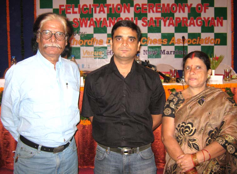 Orissa IM <b>Swayangsu Satyapragyan </b> with his parents at a felicitation function in Bhubaneswar on <b>Sept 23, 2009.