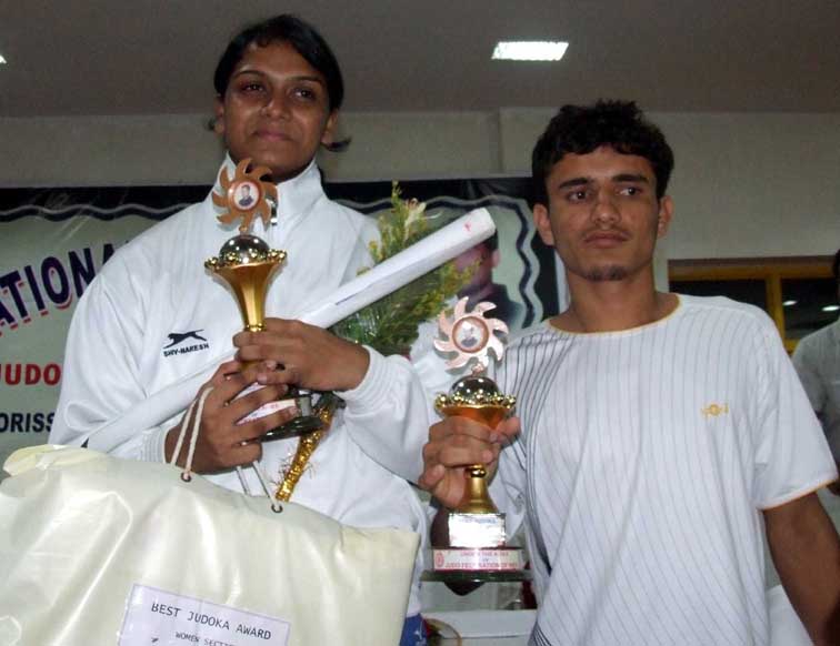 Sara Majid (Left) and Anup pose with the best judoka prizes of the Junior National Championship in Bhubaneswar on <b>Oct 3, 2009.