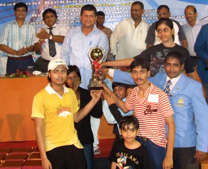 Orissa sub-junior team lifts trophy at the National Kickboxing Championship in Bhubaneswar on <b>Oct 4, 2009.