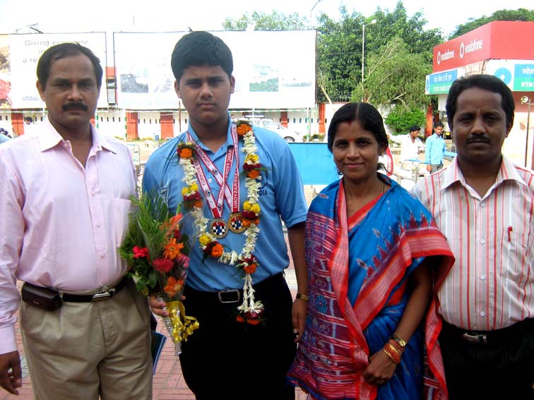World Youth Chess Olympiad gold medallist <b>Debashis Das </b>with his family in Bhubaneswar on <b>Oct 4, 2009.