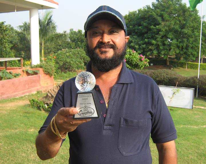 Ranjit Singh with his prize at the Signature Club Eastern Zone Golf Tournament in Bhubaneswar <b>on Nov 22, 2009.